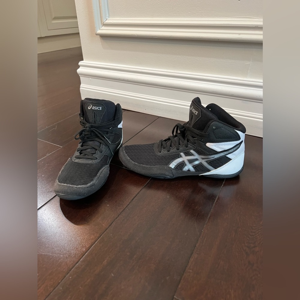 ASICS brand new wresting shoe. Never worn.